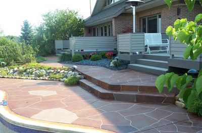 Image of acrylic stained pool deck with flagstone pattern cut into it.